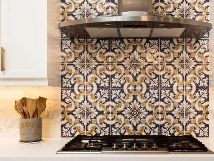 Patterned tile backsplash