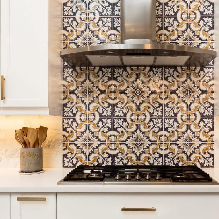 Patterned tile backsplash